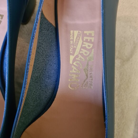 SALVATORE FERRAGAMO BLUE LEATHER VARA PUMP SHOES - Picture 9 of 11